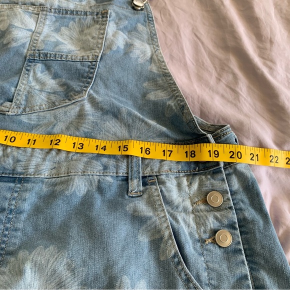 No Boundaries Light Blue Denim with Floral Pattern Overall Shorts XXL Summer - Picture 6 of 6